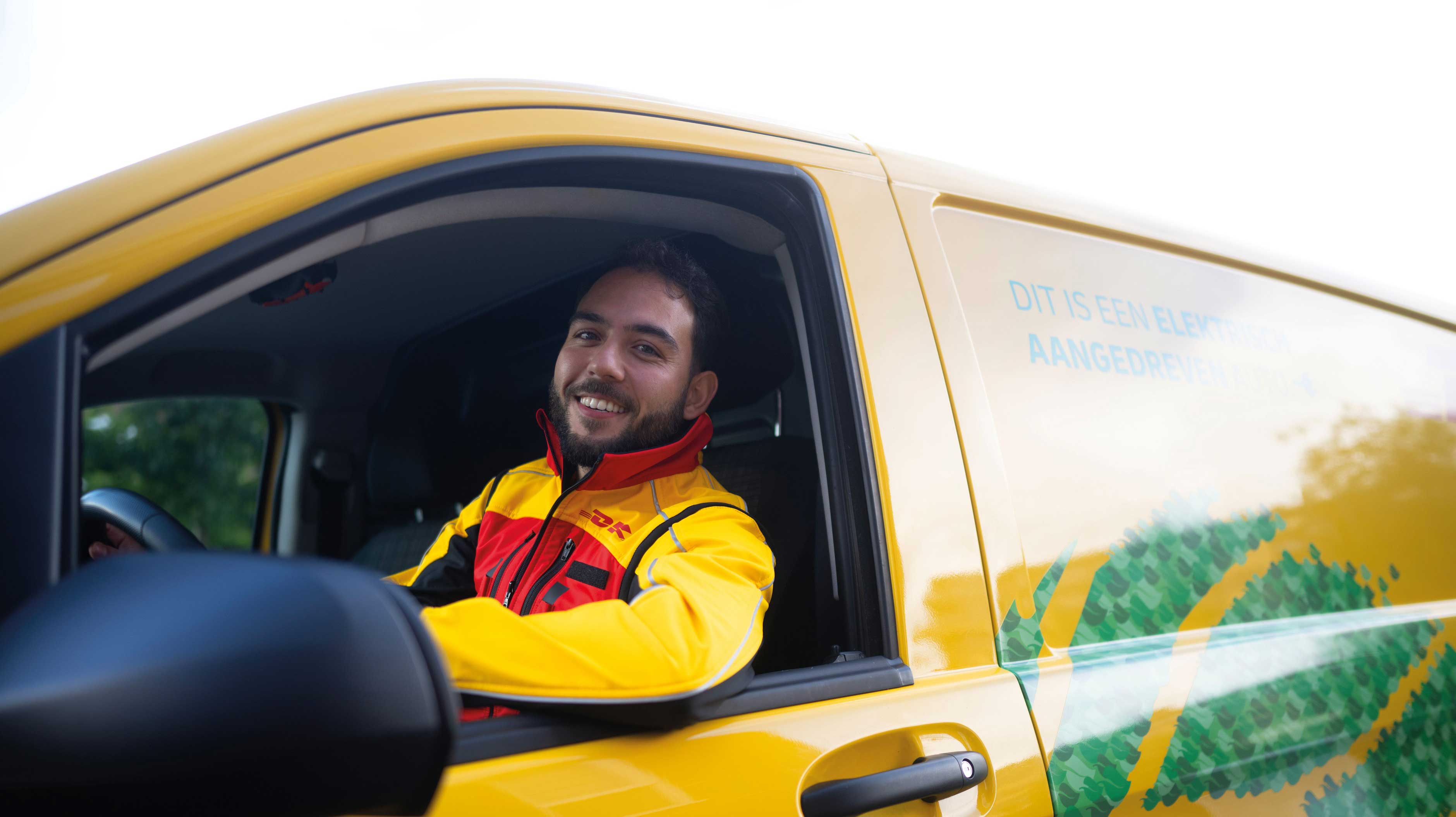 DHL bezorger in DHL bestelauto