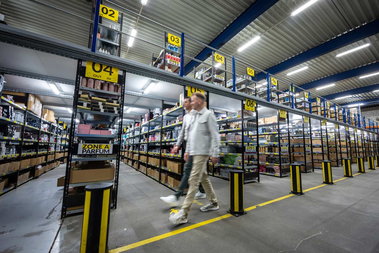 DHL en Deloox loods