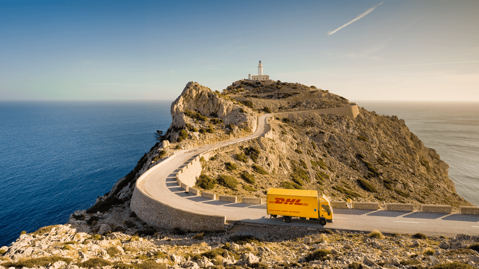DHL vrachtwagen onderweg