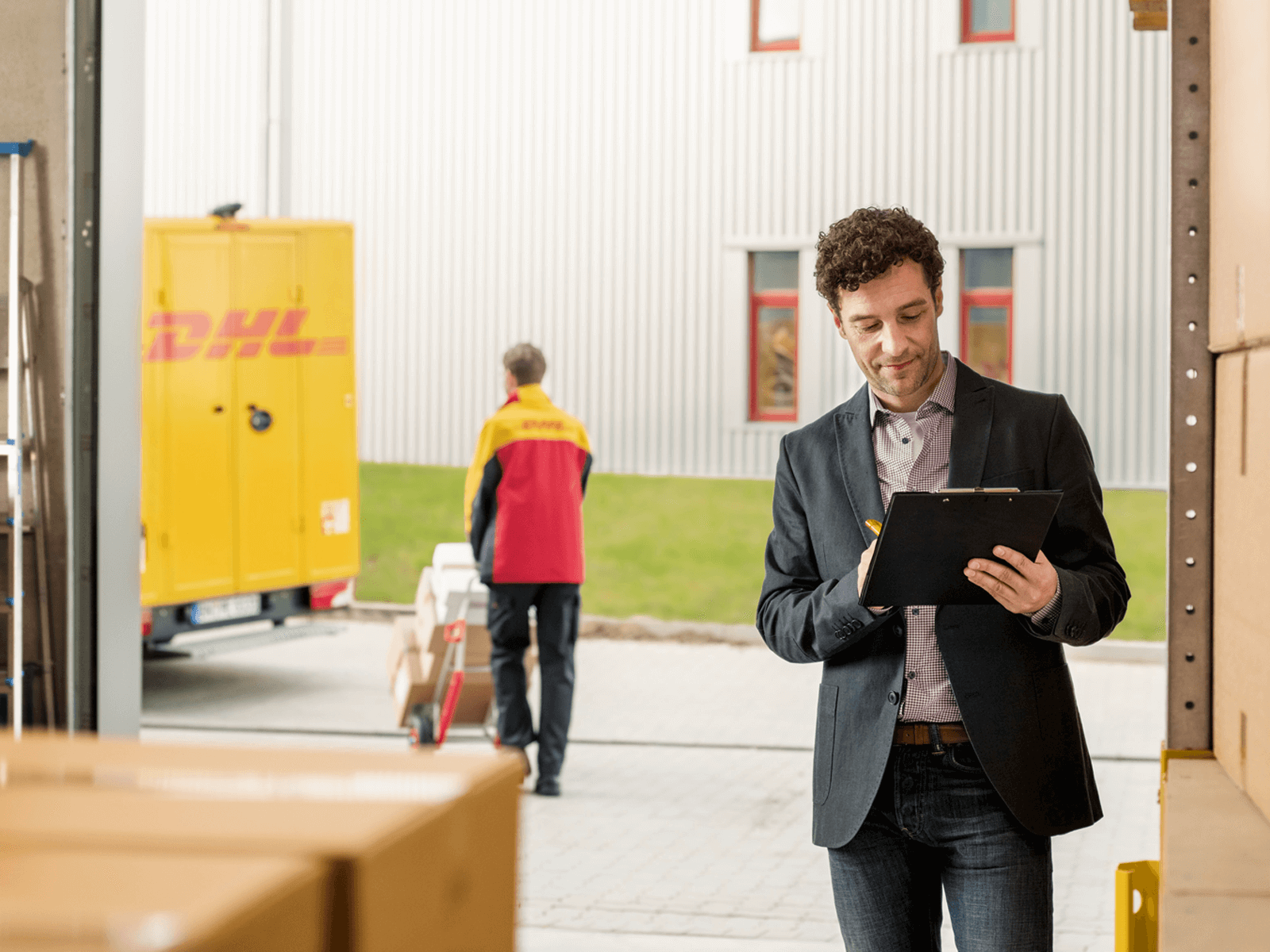 DHL bezorger bij consument