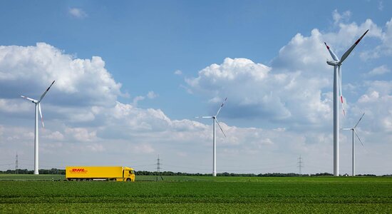 DHL-vrachtwagen in groen landschap