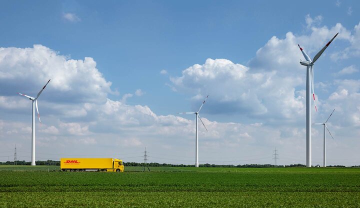 DHL-vrachtwagen in groen landschap