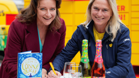 Bernique Tool (directeur/bestuurder Nationaal Fonds Kinderhulp) en Stéphanie Ganzeboom (Manager CSR DHL eCommerce)