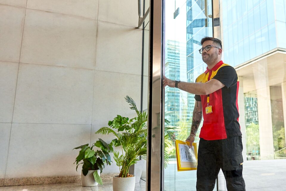 Bezorger in zakelijke omgeving