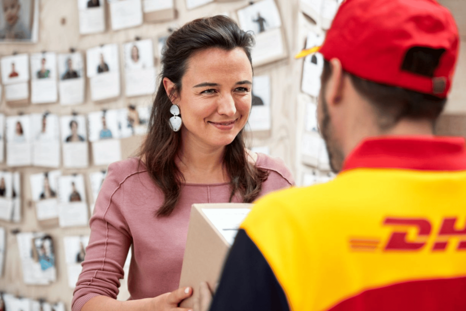 Klant geeft pakket af aan bezorger