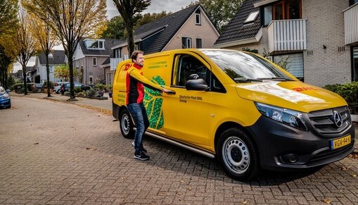 DHL bezorger in elektrische bus