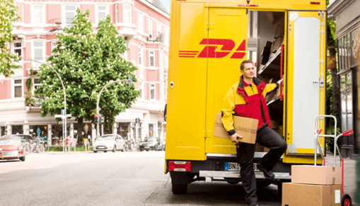 DHL bezorger bij bestelauto DHL bezorger bij bestelauto