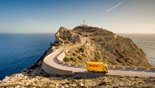 DHL vrachtwagen onderweg DHL vrachtwagen onderweg