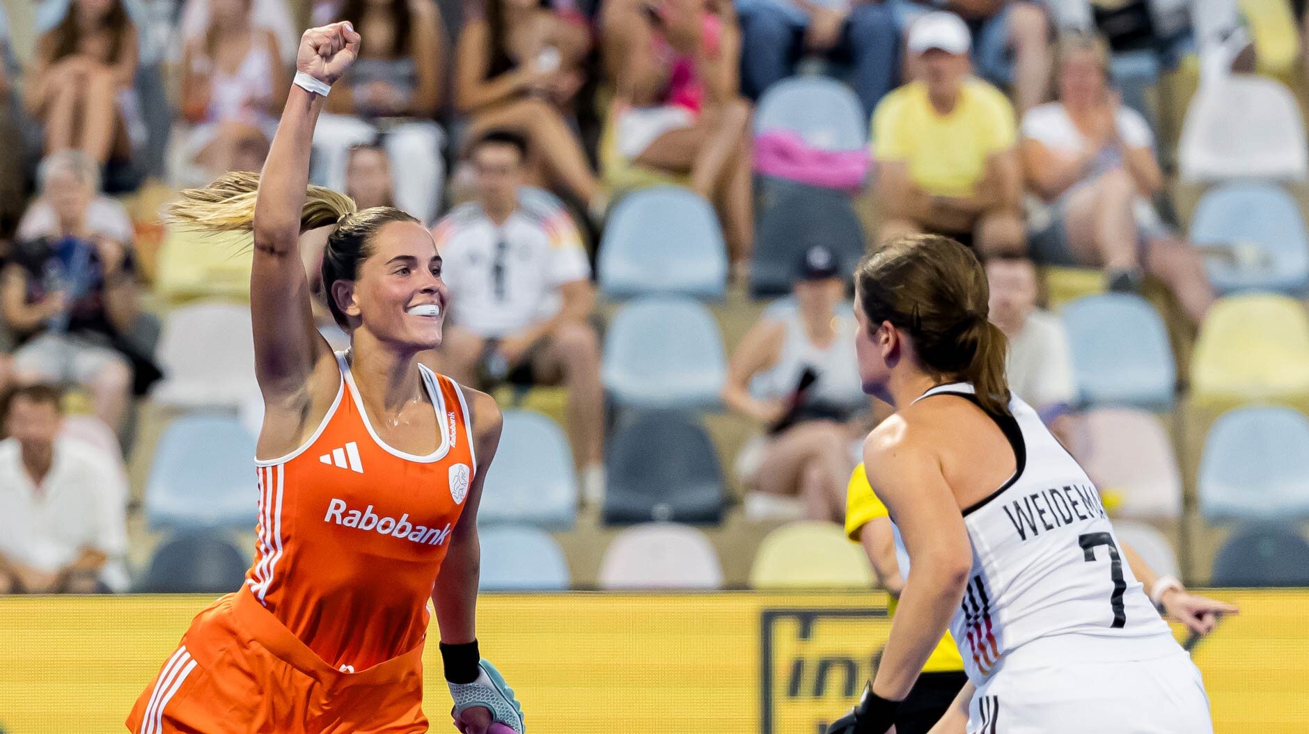 Pien Sanders juicht bij TeamNL hockeydames