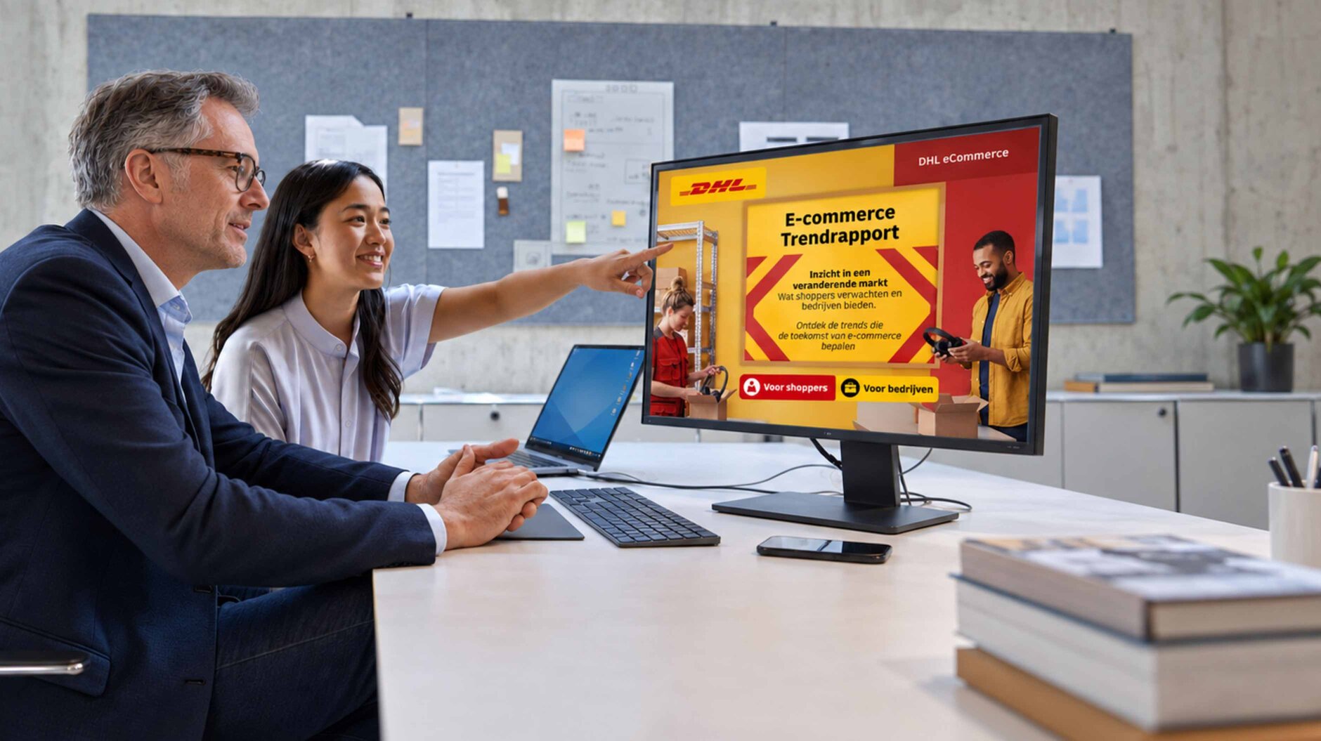 Man en vrouw kijken naar E-Commerce Trendrapport